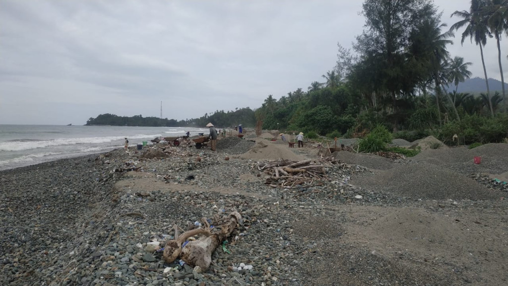 Masyarakat yang sedang Bekerja di Pesisir Pantai